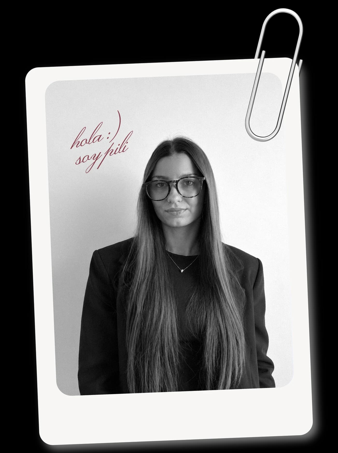 Hola, soy Pili. Pilar Dolhagaray, diseñadora gráfica